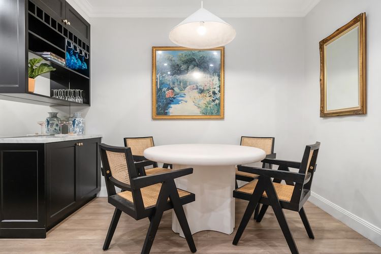 Easy Access 2BR Flat with Parking in Rose Bay