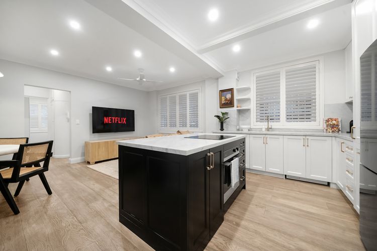 Easy Access 2BR Flat with Parking in Rose Bay