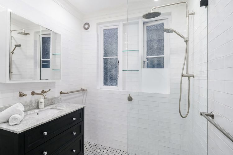 Easy Access 2BR Flat with Parking in Rose Bay