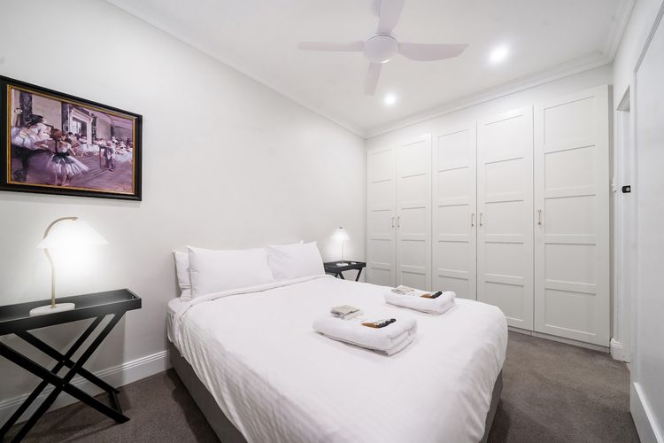 Easy Access 2BR Flat with Parking in Rose Bay