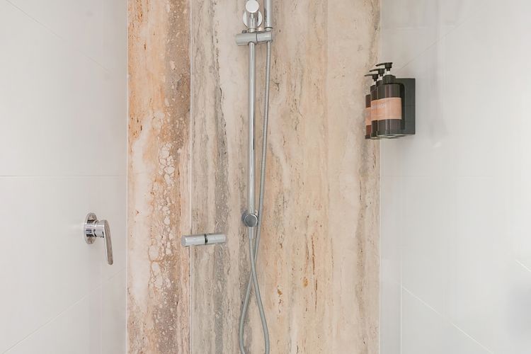 Full bathroom image 4