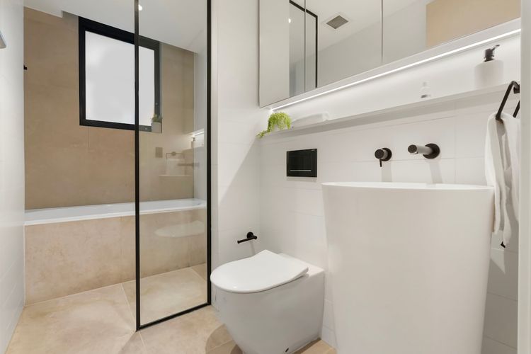 Chic 2 Bed Apartment w Balcony Near Coogee Beach