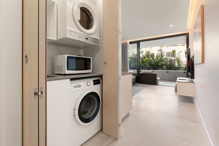 Chic 2 Bed Apartment w Balcony Near Coogee Beach