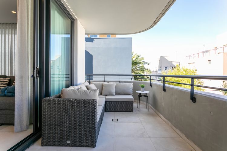 Chic 2 Bed Apartment w Balcony Near Coogee Beach