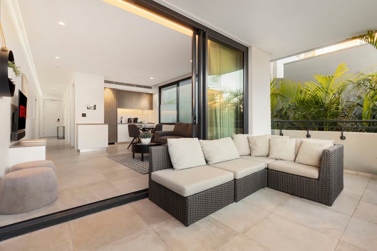 Chic 2 Bed Apartment w Balcony Near Coogee Beach