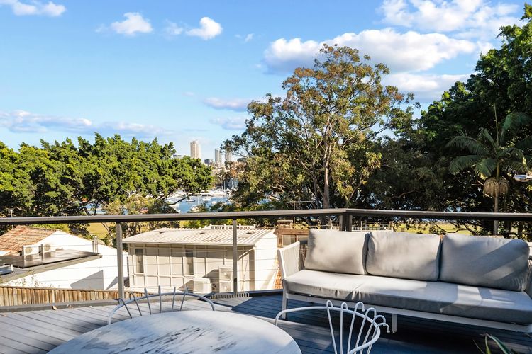 Executive 2BR Apt w Balcony near Yarranabbe Park