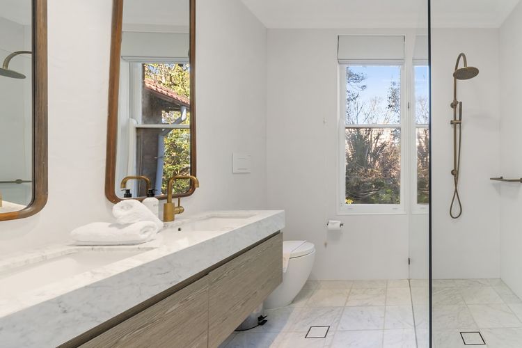 3BR Entire Lvl Penthouse with Views Darling Point