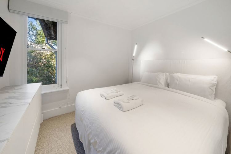 3BR Entire Lvl Penthouse with Views Darling Point