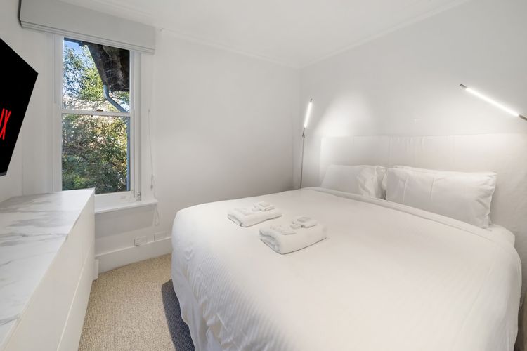 3BR Entire Lvl Penthouse with Views Darling Point