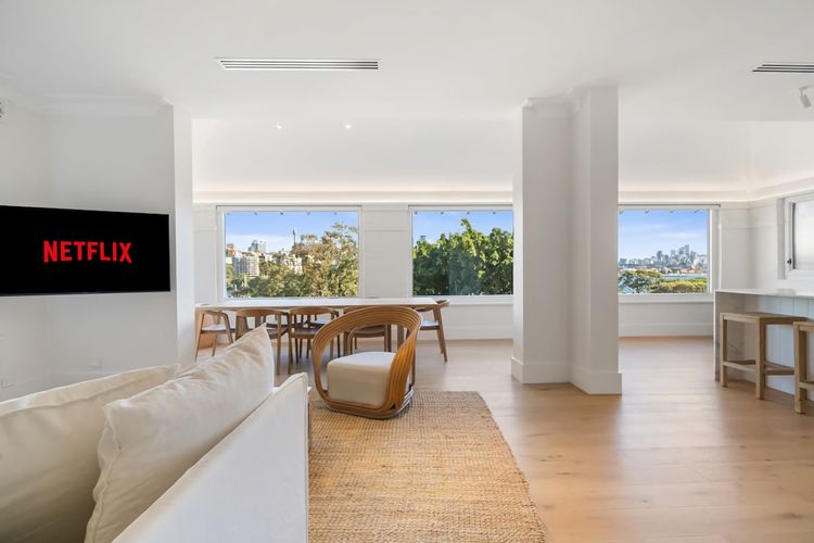 3BR Entire Lvl Penthouse with Views Darling Point
