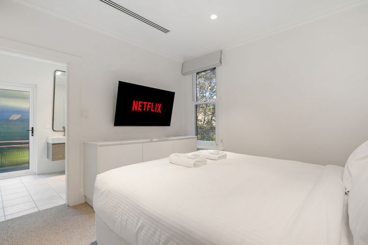 3BR Entire Lvl Penthouse with Views Darling Point