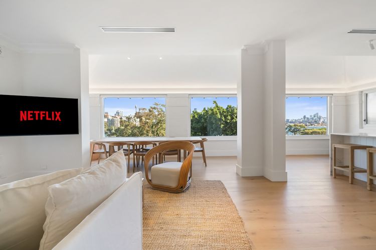 3BR Entire Lvl Penthouse with Views Darling Point