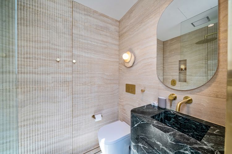 Full bathroom 1 image 2