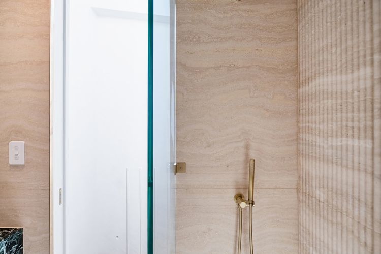 Full bathroom 1 image 4
