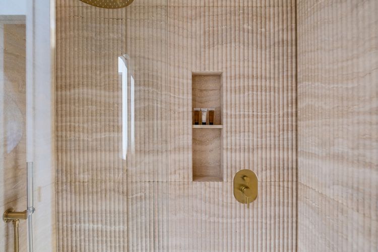 Full bathroom 2 image 1