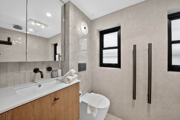 Full bathroom image 3