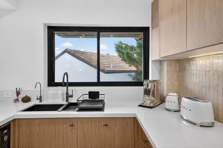 Full kitchen image 8