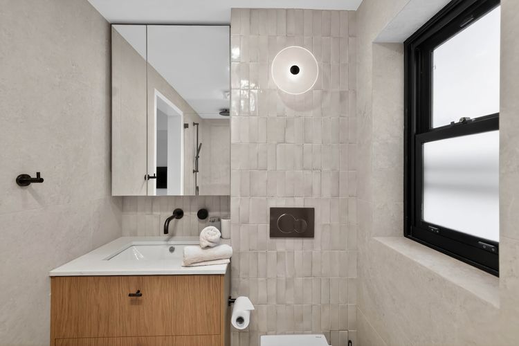 Full bathroom image 1