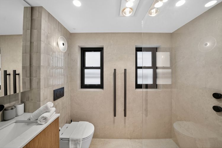 Full bathroom image 2