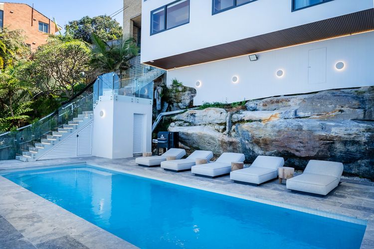 Spacious 4BR Waterfront House w/pool in Sth