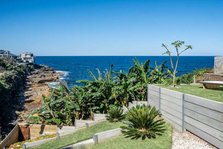 Spacious 4BR Waterfront House w/pool in Sth