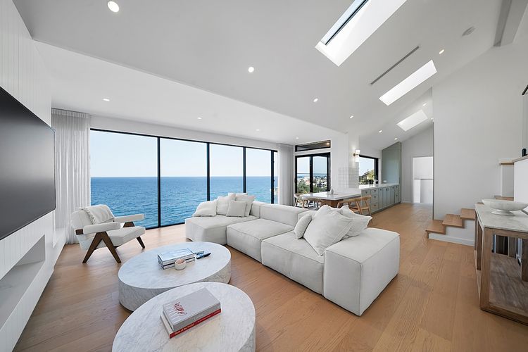 Spacious 4BR Waterfront House w/pool in Sth