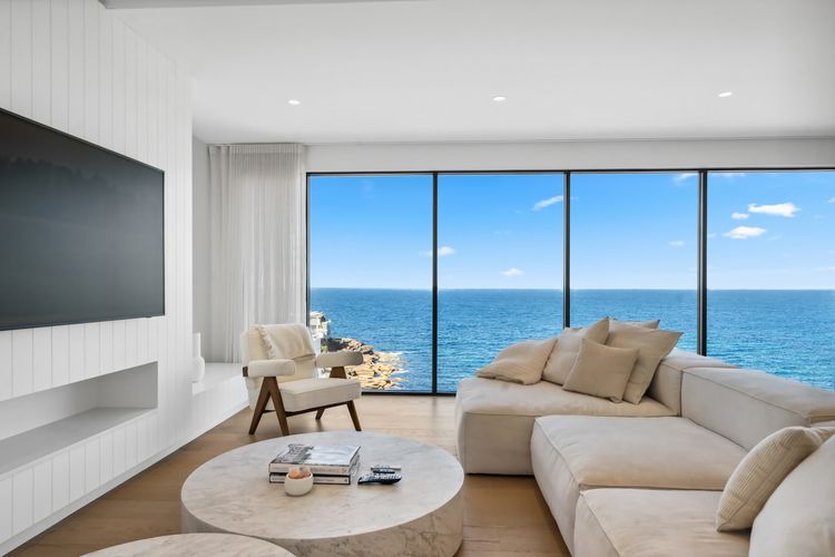 Spacious 4BR Waterfront House w/pool in Sth