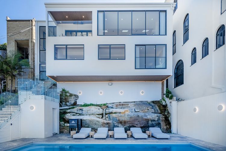 Spacious 4BR Waterfront House w/pool in Sth