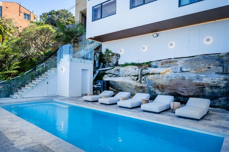 Stunning 4BR Waterfront House w/pool in Sth