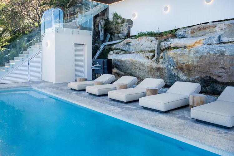Stunning 4BR Waterfront House w/pool in Sth