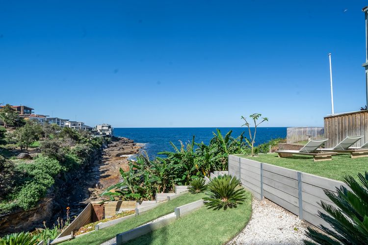 Stunning 4BR Waterfront House w/pool in Sth