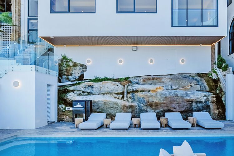 Stunning 4BR Waterfront House w/pool in Sth
