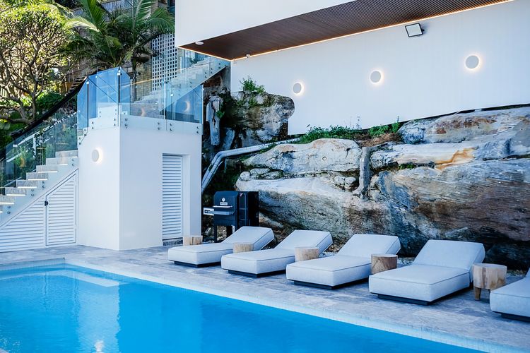 Stunning 4BR Waterfront House w/pool in Sth