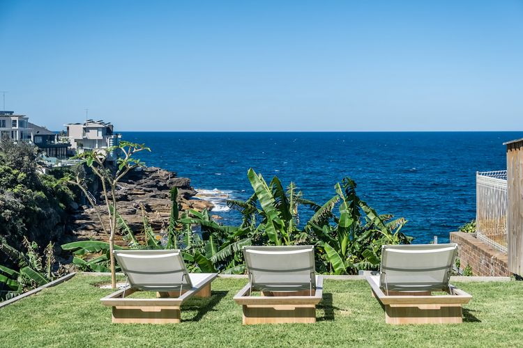 Stunning 4BR Waterfront House w/pool in Sth