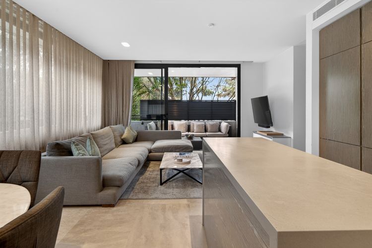Cosy 3BR Apt with Balcony & Parking in Coogee