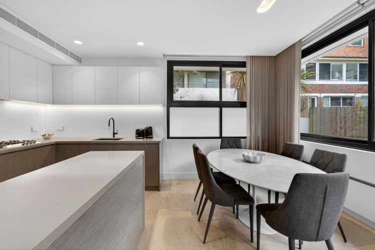 Cosy 3BR Apt with Balcony & Parking in Coogee