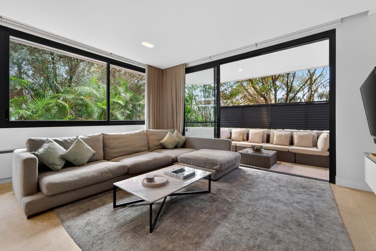 Cosy 3BR Apt with Balcony & Parking in Coogee