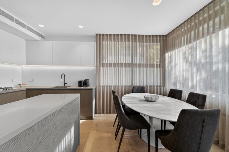 Cosy 3BR Apt with Balcony & Parking in Coogee