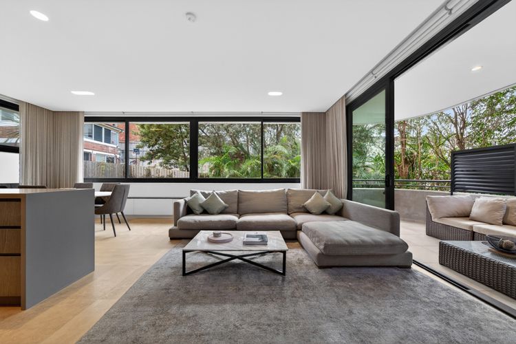 Cosy 3BR Apt with Balcony & Parking in Coogee