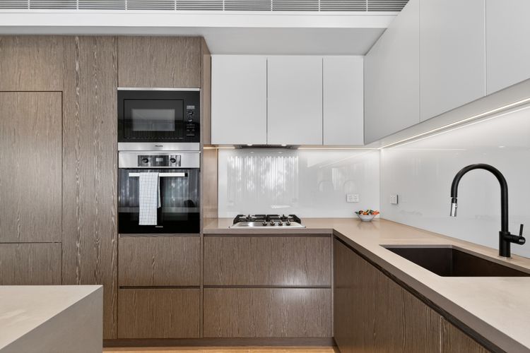 Cosy 3BR Apt with Balcony & Parking in Coogee