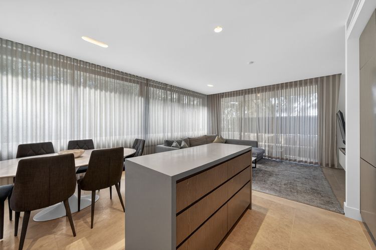 Cosy 3BR Apt with Balcony & Parking in Coogee