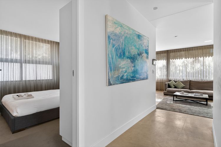 Cosy 3BR Apt with Balcony & Parking in Coogee