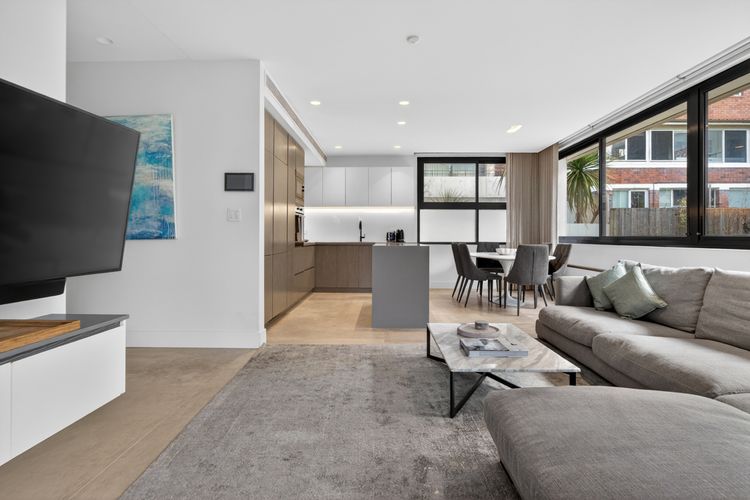 Cosy 3BR Apt with Balcony & Parking in Coogee