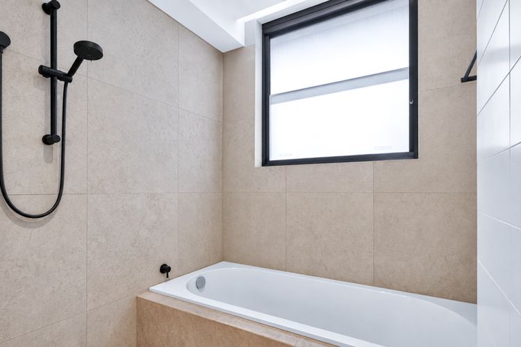 Cosy 3BR Apt with Balcony & Parking in Coogee