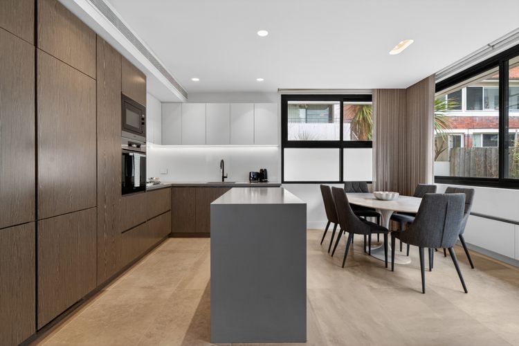 Cosy 3BR Apt with Balcony & Parking in Coogee