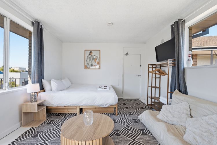 Paddington Studio w/ Balcony & Parking Near CBD