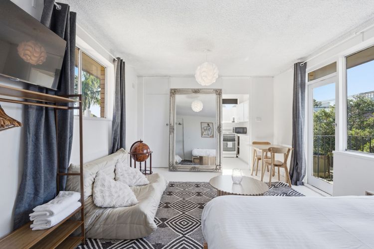 Paddington Studio w/ Balcony & Parking Near CBD