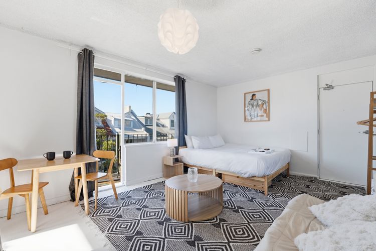 Paddington Studio w/ Balcony & Parking Near CBD