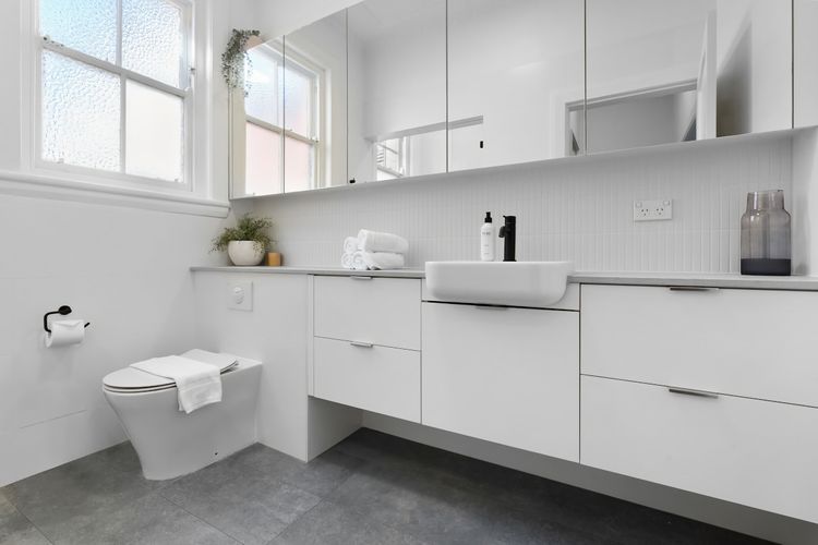 Enjoy a fresh and inviting atmosphere in our beautiful white bathroom, ideal for refreshing your spirit after a long day.