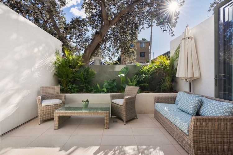 Relaxed 1BR Apartment w Courtyard in Bondi